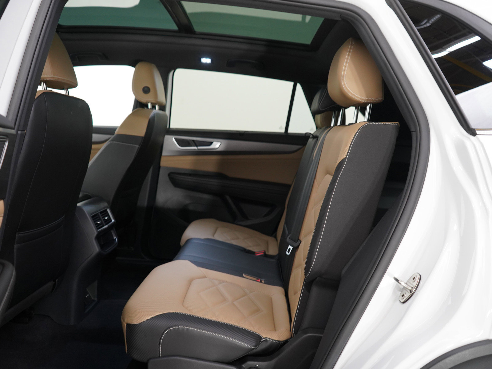 2024 Volkswagen Atlas Cross Sport SE Technology photo 13