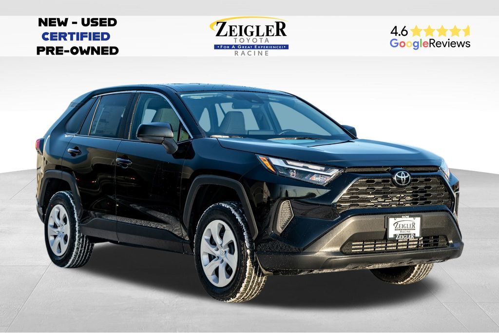 2025 Toyota RAV4 LE's photo