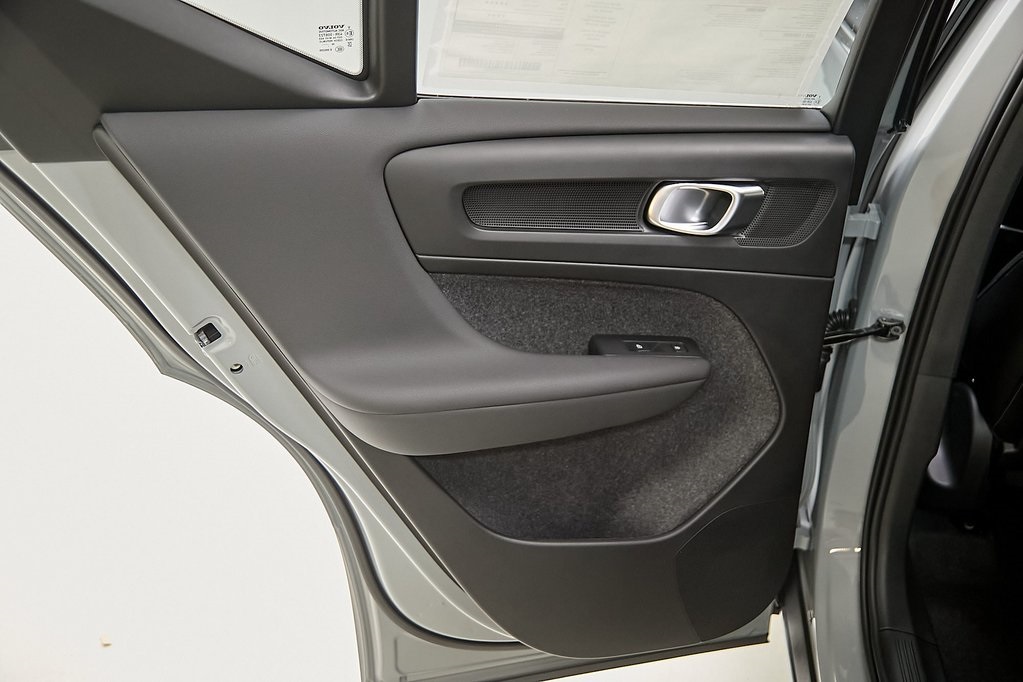 2025 VOLVO XC40 - Image 13