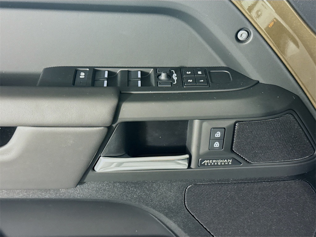 2025 Land Rover Defender 110 X-Dynamic SE photo 13
