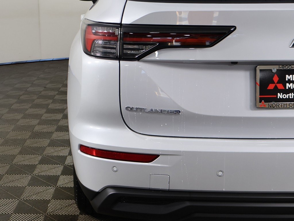 2025 Mitsubishi Outlander ES photo 15