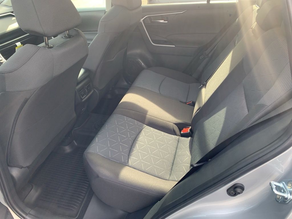 2025 Toyota RAV4 XLE photo 7