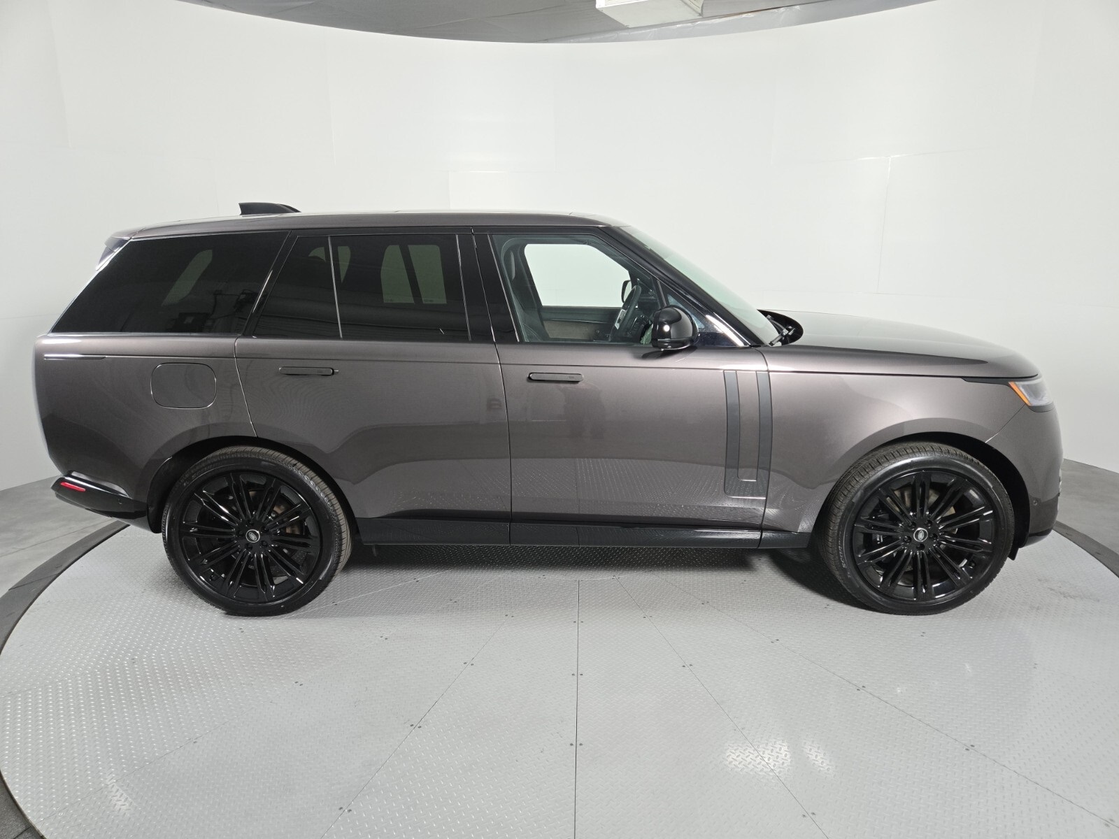 2025 Land Rover Range Rover SE photo 4