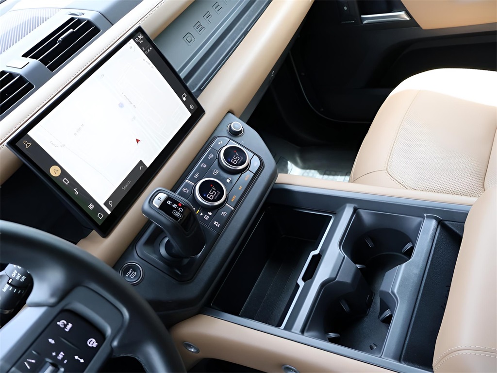 2025 Land Rover Defender 110 S photo 18