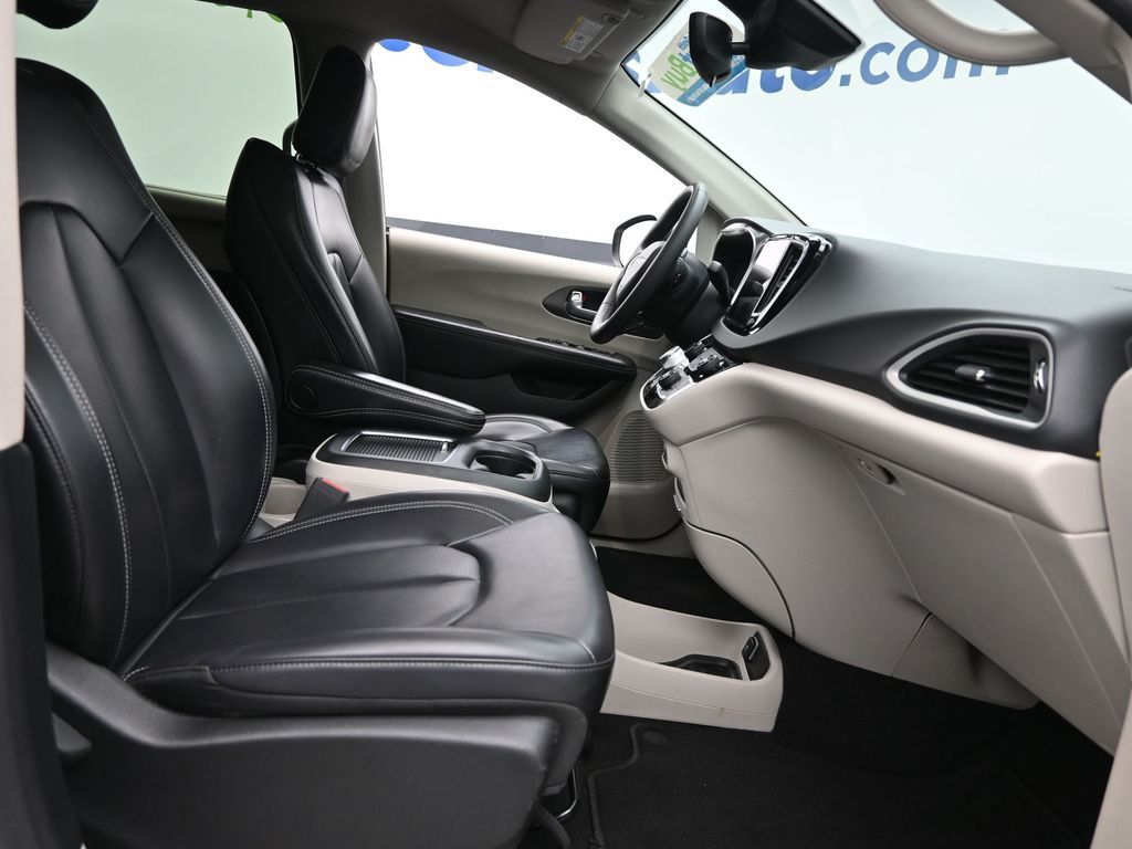 2023 Chrysler Pacifica Touring L photo 5