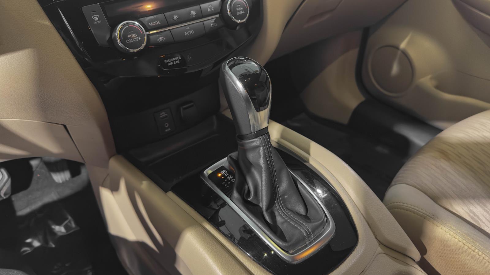 2017 Nissan Rogue SV photo 4