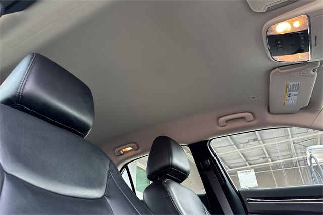 2023 Chrysler 300 Touring L photo 16