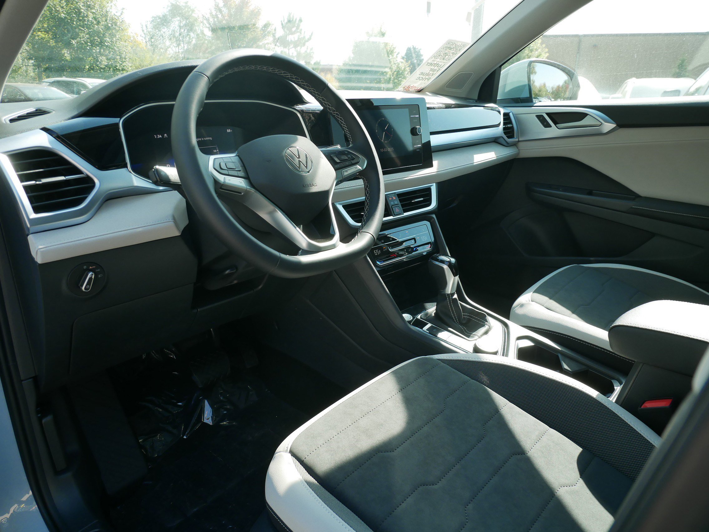 2025 Volkswagen Taos SE photo 3