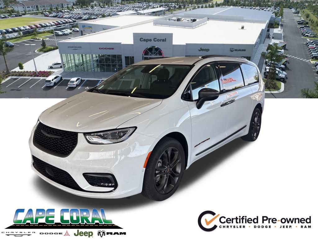 2023 Chrysler Pacifica Touring L's photo
