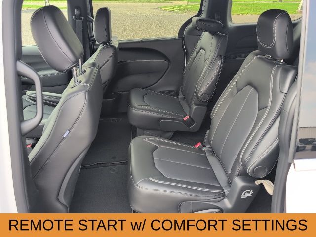 2025 Chrysler Pacifica photo 4