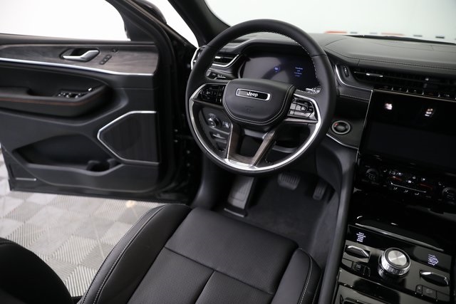 2025 Jeep Grand Cherokee Overland photo 11