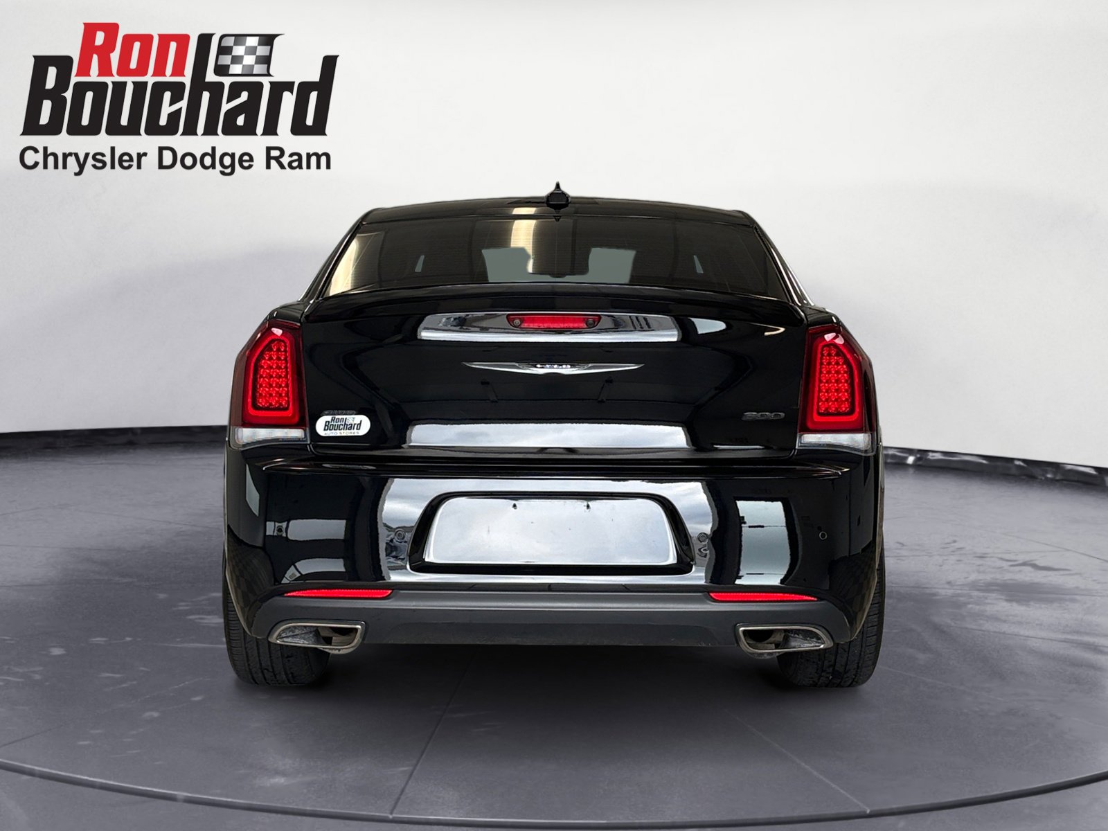2022 Chrysler 300 Touring L photo 3
