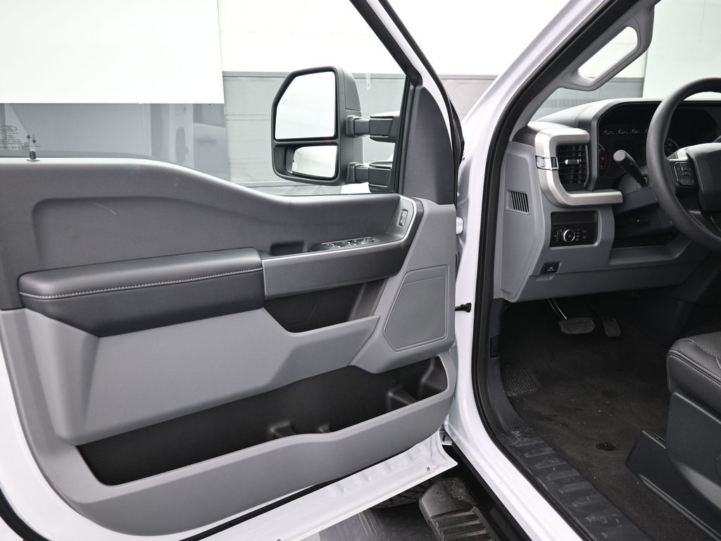 2025 Ford F-250 photo 6