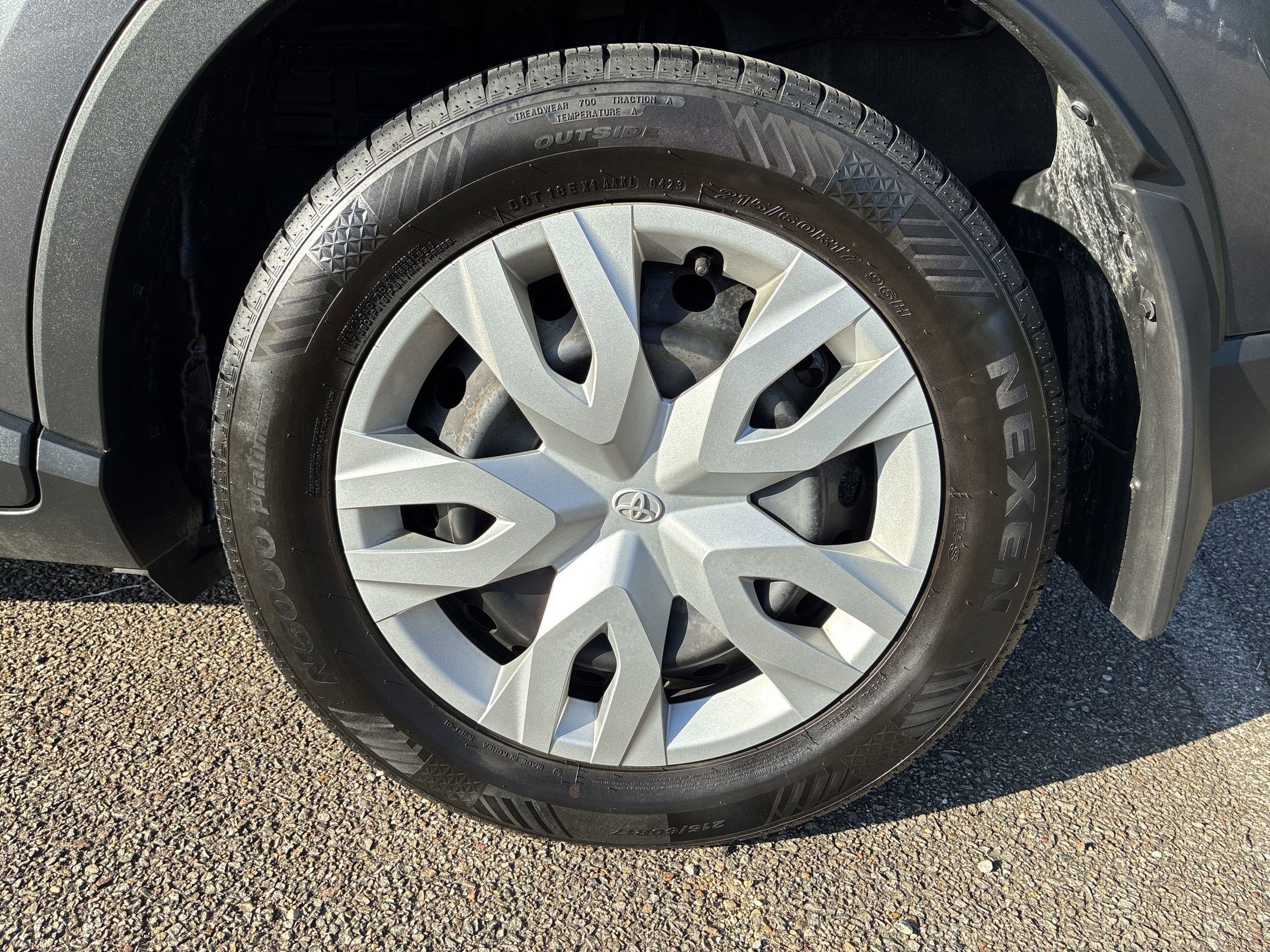 2019 Toyota C-HR XLE photo 10