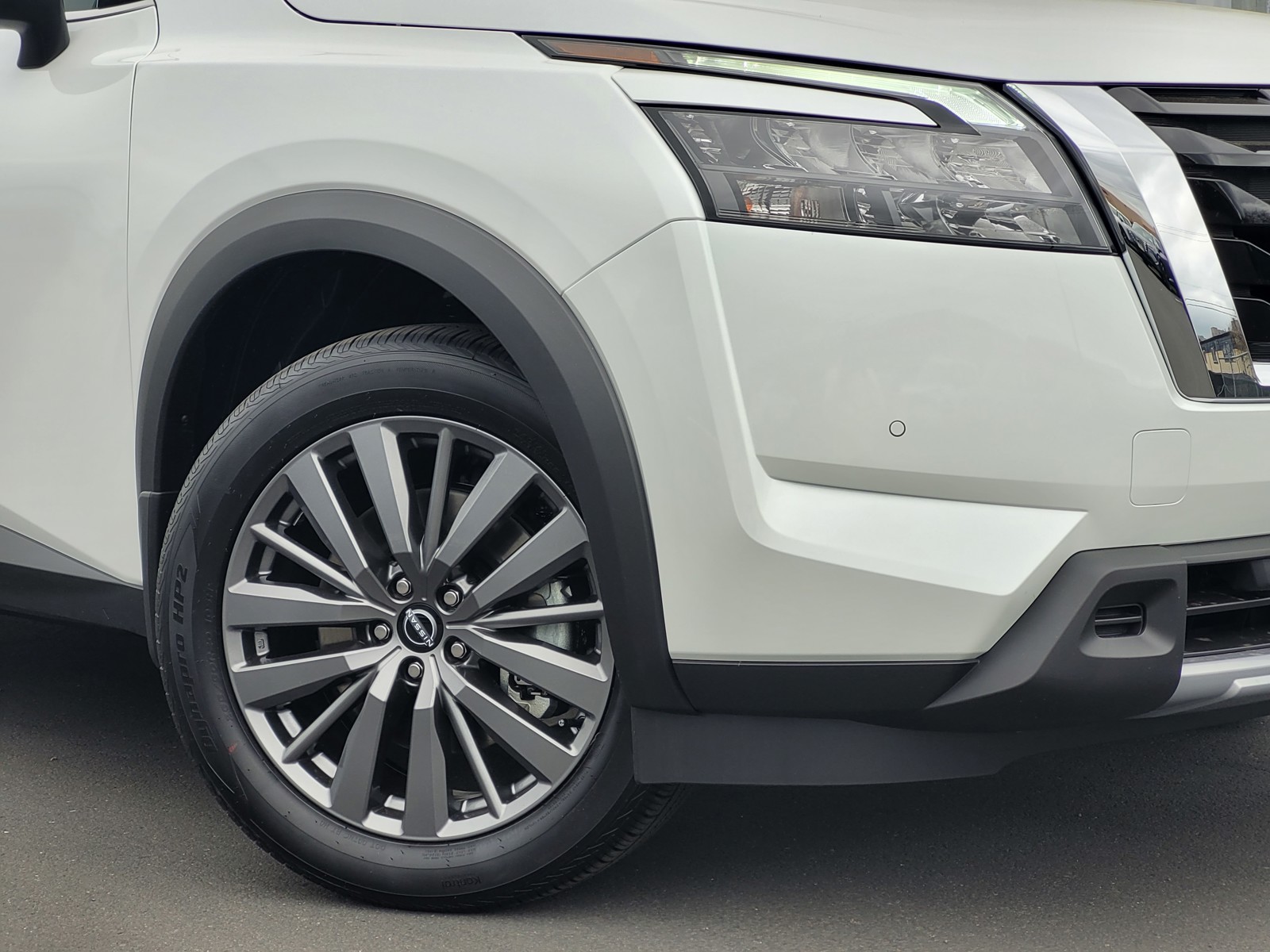 2025 Nissan Pathfinder SL photo 3
