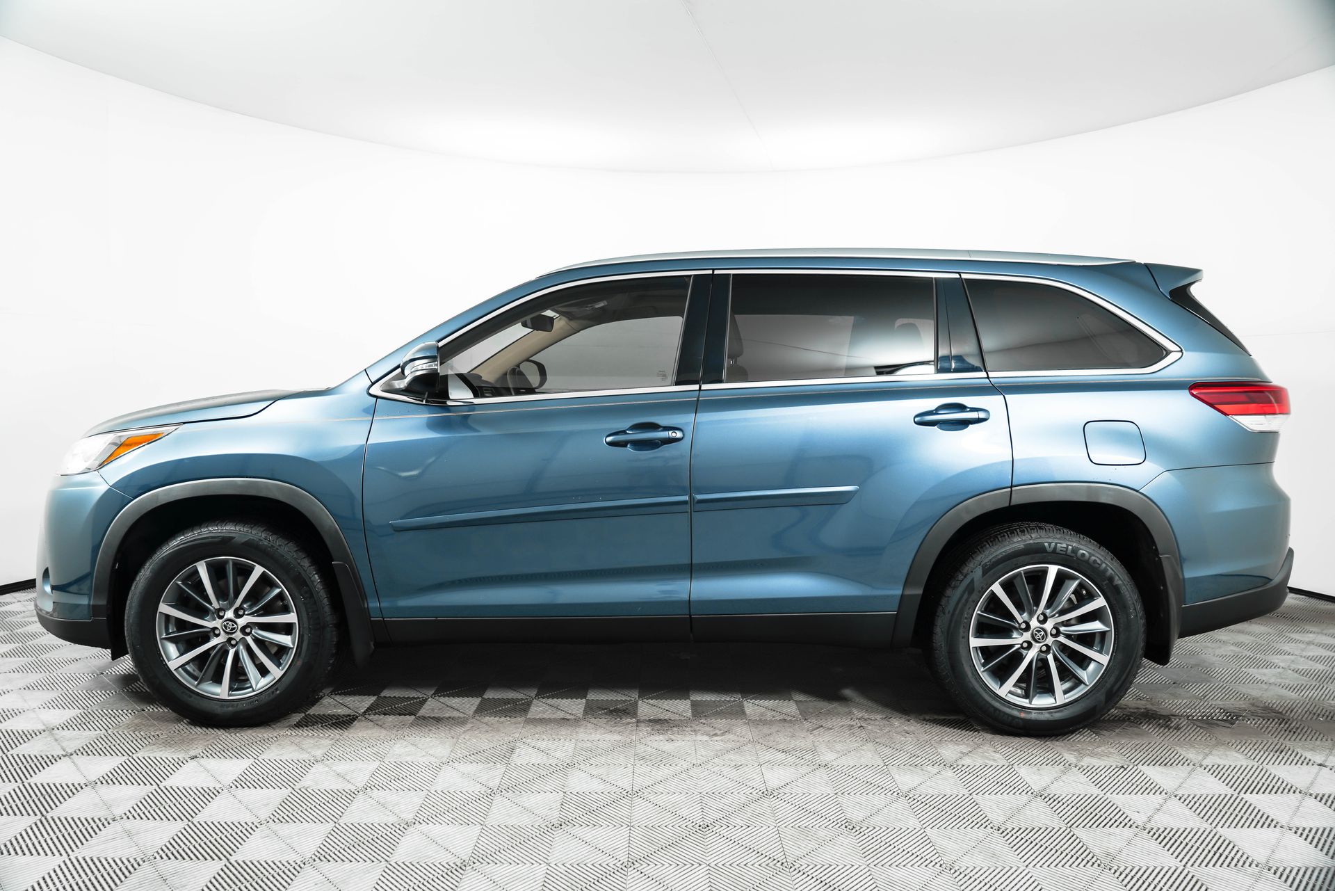 2019 Toyota Highlander XLE photo 2