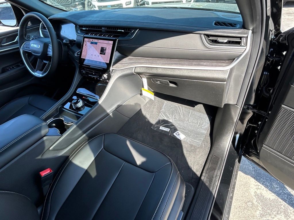 2025 Jeep Grand Cherokee Limited photo 17