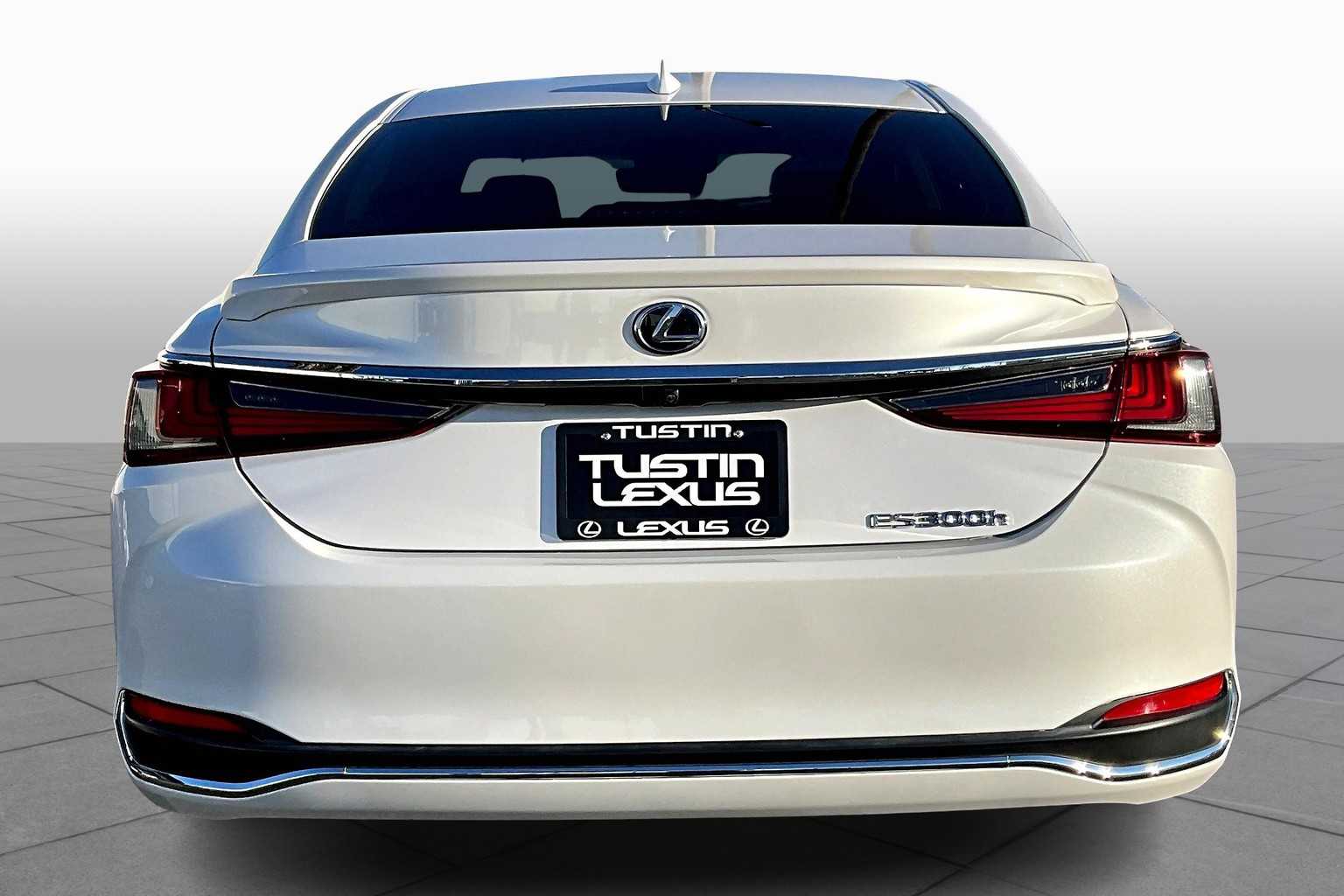 2019 Lexus ES 300h photo 4