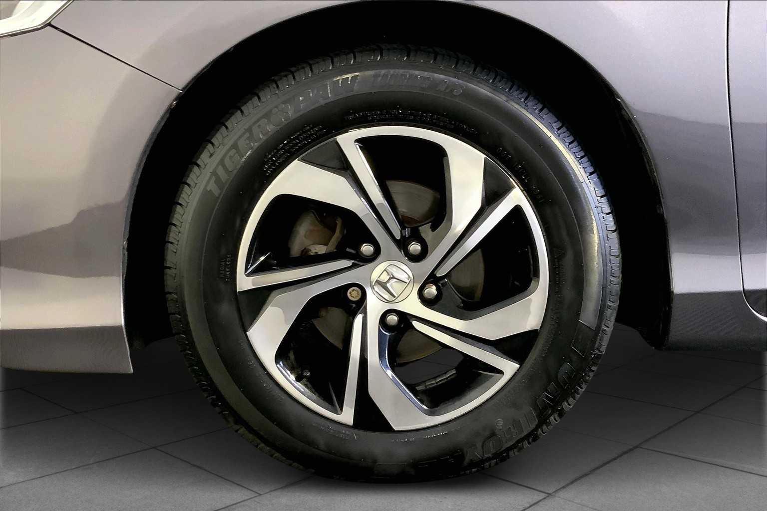 2016 Honda Accord LX photo 9