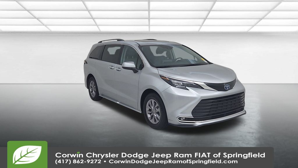 2024 Toyota Sienna XLE photo 3