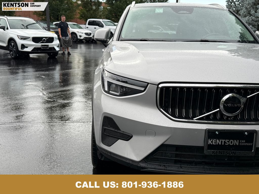 2025 Volvo XC40 Core photo 5