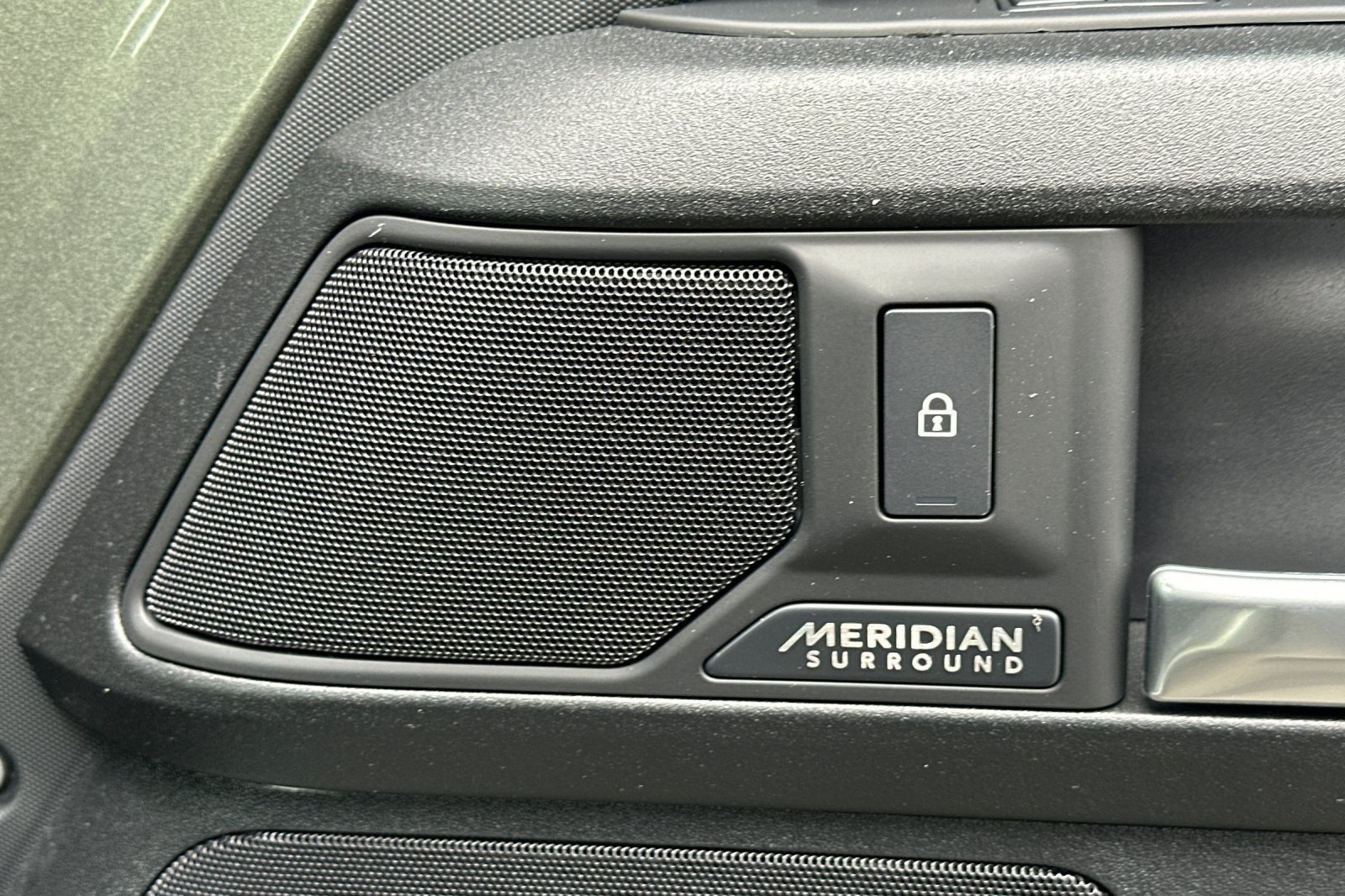 2025 Land Rover Defender 110 X photo 19