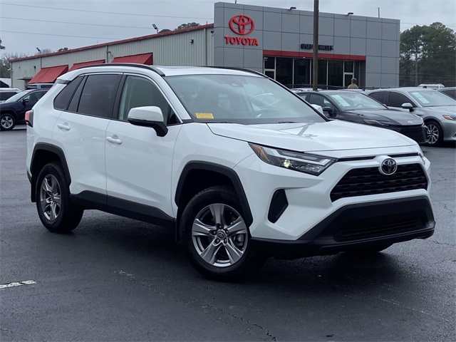 2025 Toyota RAV4 XLE's photo