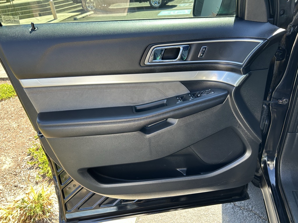 2017 Ford Explorer XLT photo 10