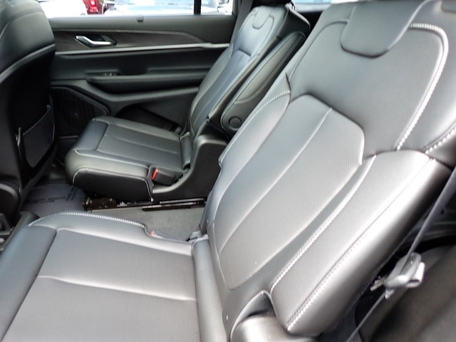 2025 Jeep Grand Cherokee Limited photo 10