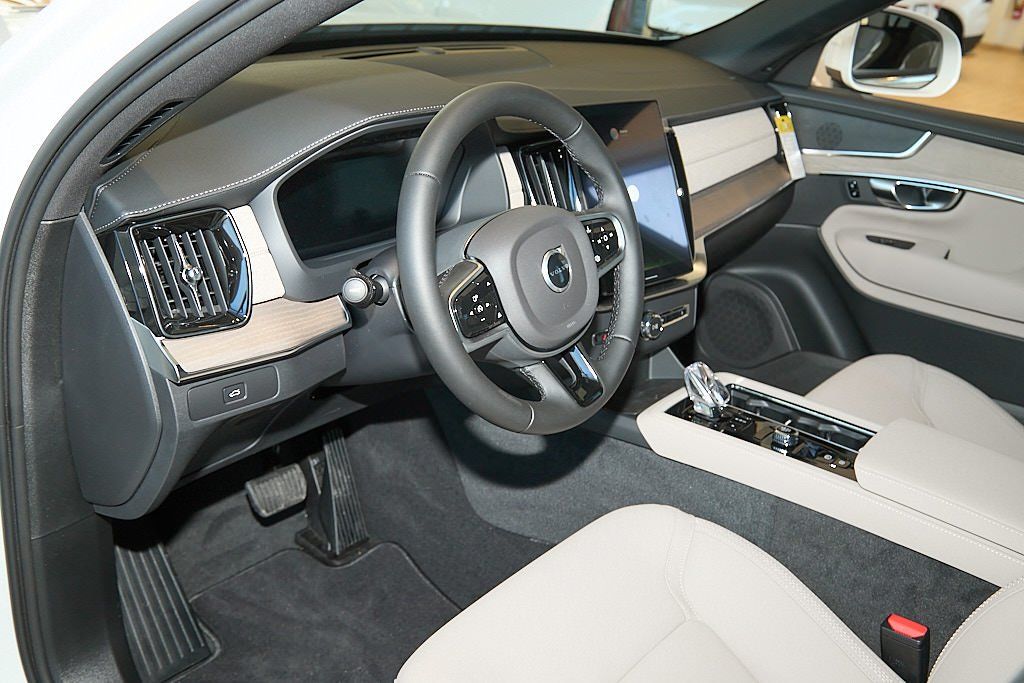 2026 VOLVO XC90 - Image 8