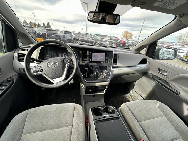 2019 Toyota Sienna LE photo 3