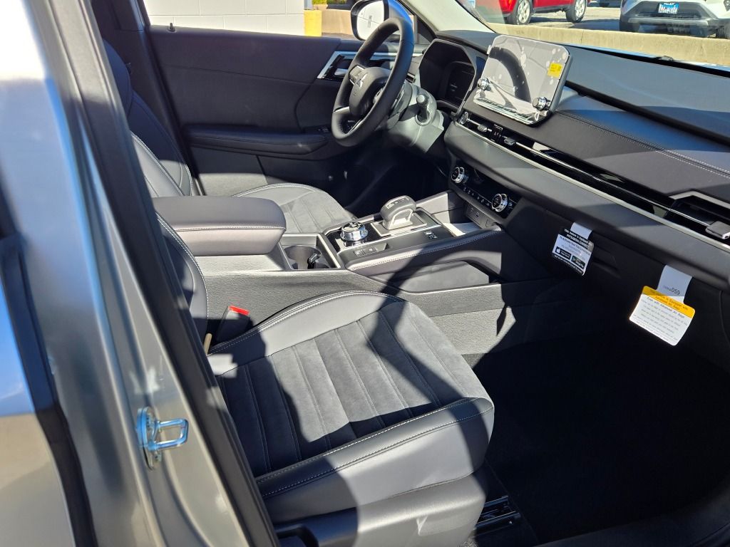 2025 Mitsubishi Outlander PHEV SE photo 4