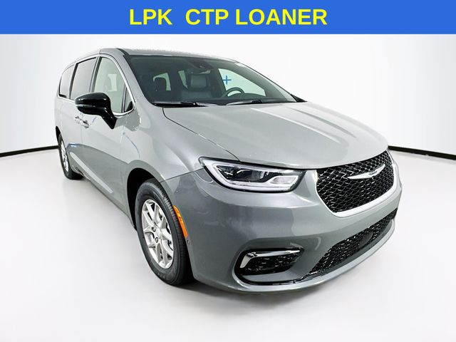 2025 Chrysler Pacifica Select's photo