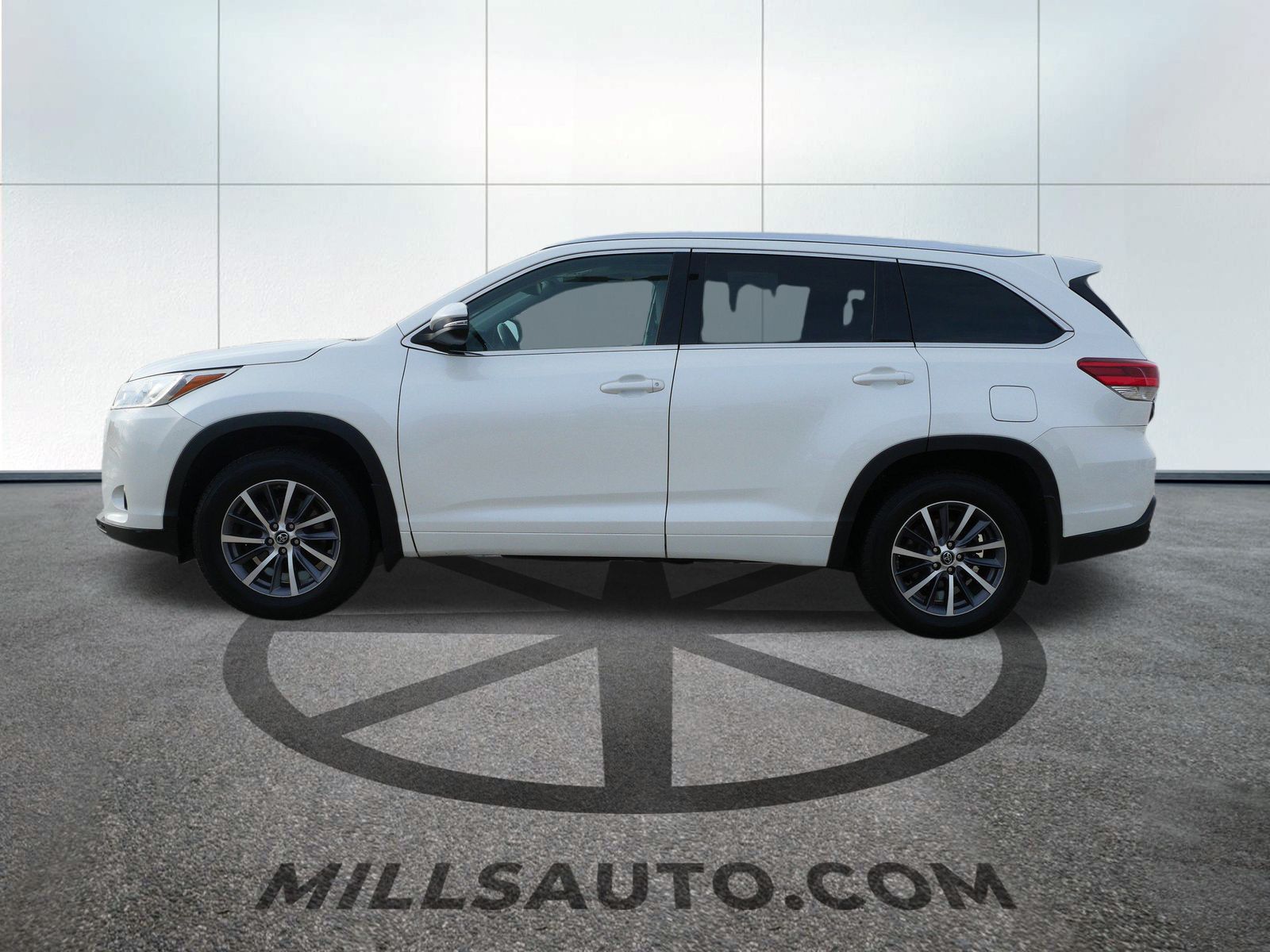 Used 2017 Toyota Highlander XLE with VIN 5TDJZRFH1HS482255 for sale in Willmar, Minnesota
