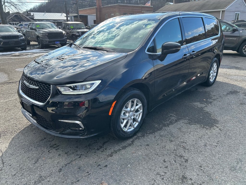 2026 Chrysler Pacifica Select's photo