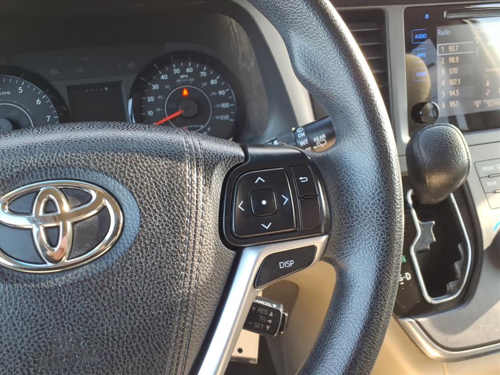 2015 Toyota Sienna LE photo 12