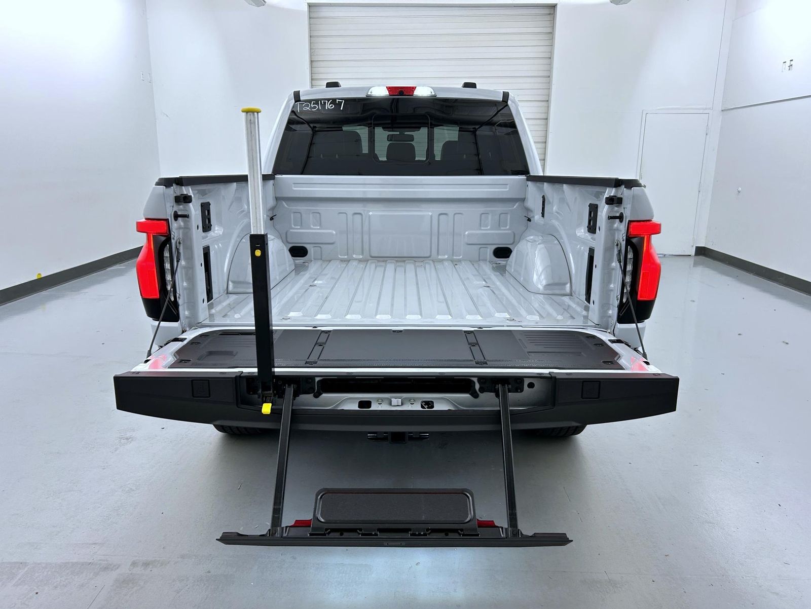 2025 Ford F-150 Lightning Lariat photo 18