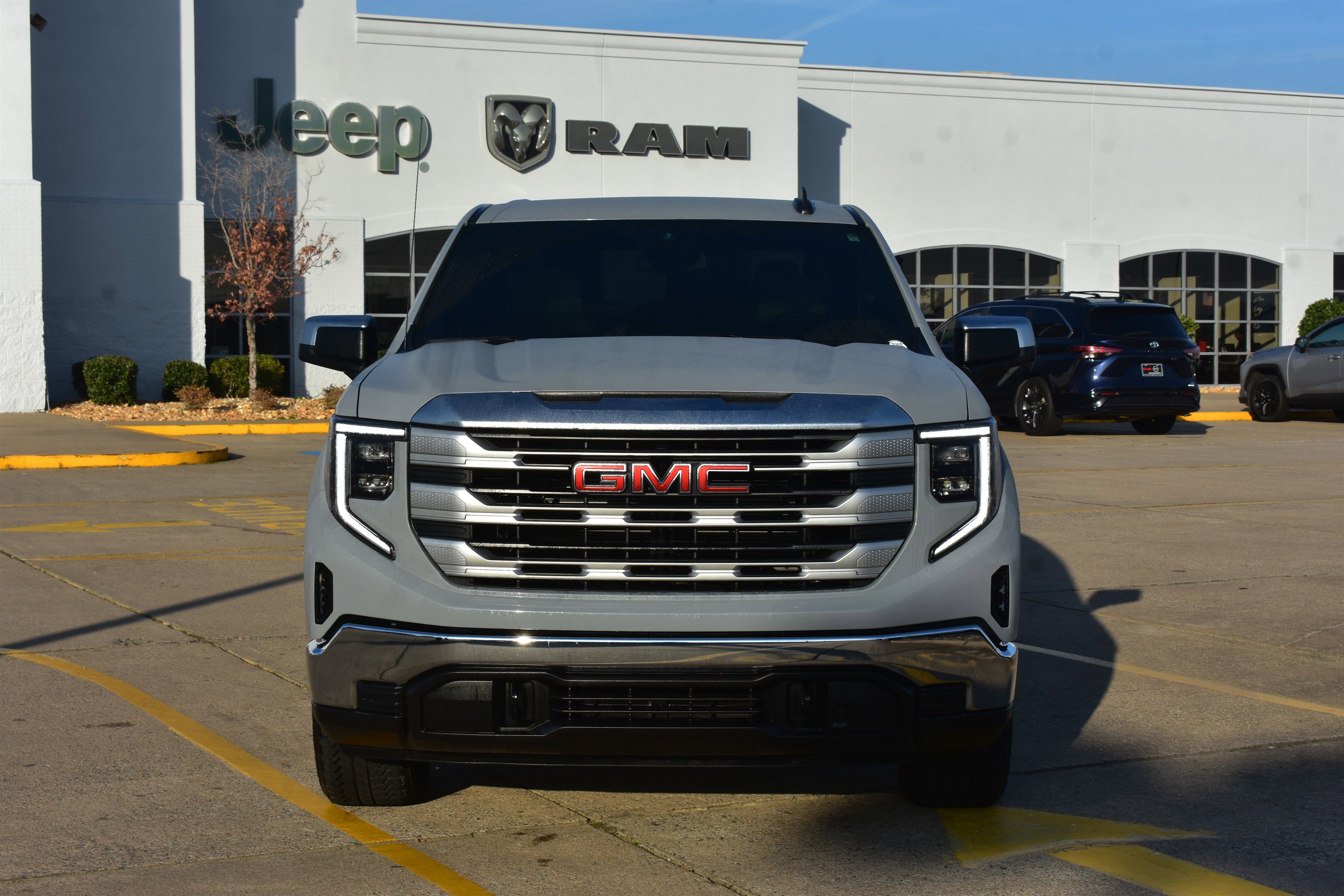 Used 2025 GMC Sierra 1500 SLE with VIN 3GTUUBE87SG121235 for sale in Little Rock