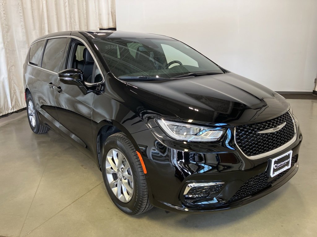 2026 Chrysler Pacifica Select's photo
