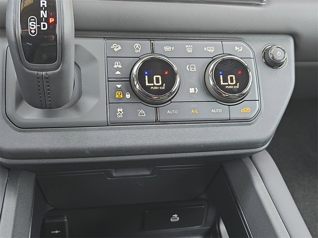 2025 Land Rover Defender 110 V8 photo 22