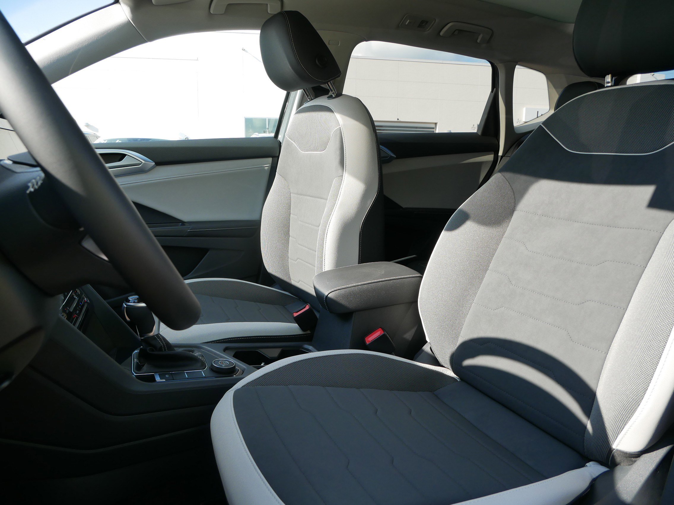 2025 Volkswagen Taos SE photo 4