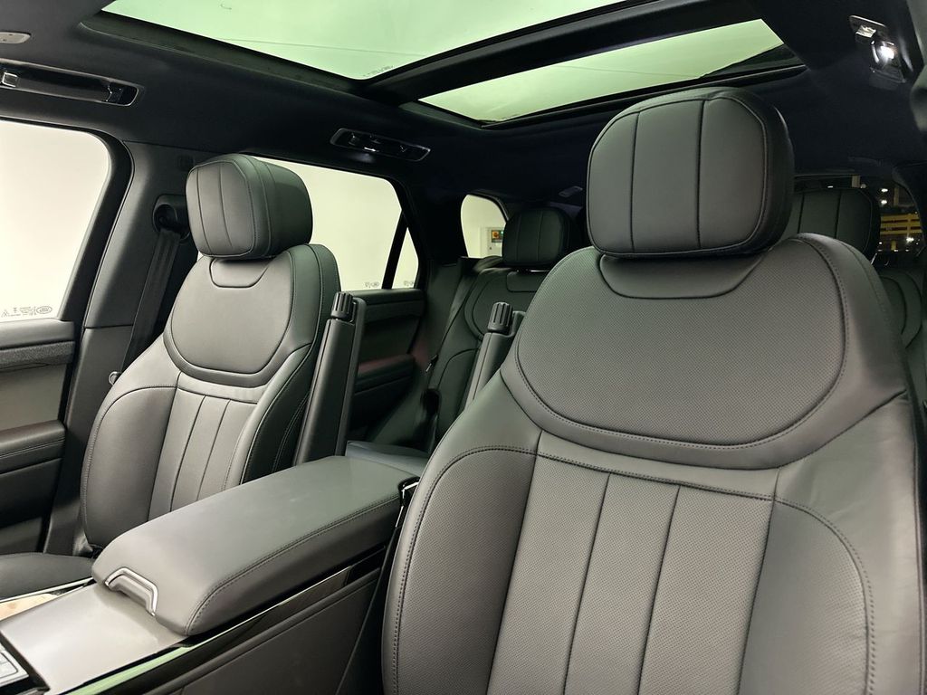 2025 Land Rover Range Rover Sport SE photo 9