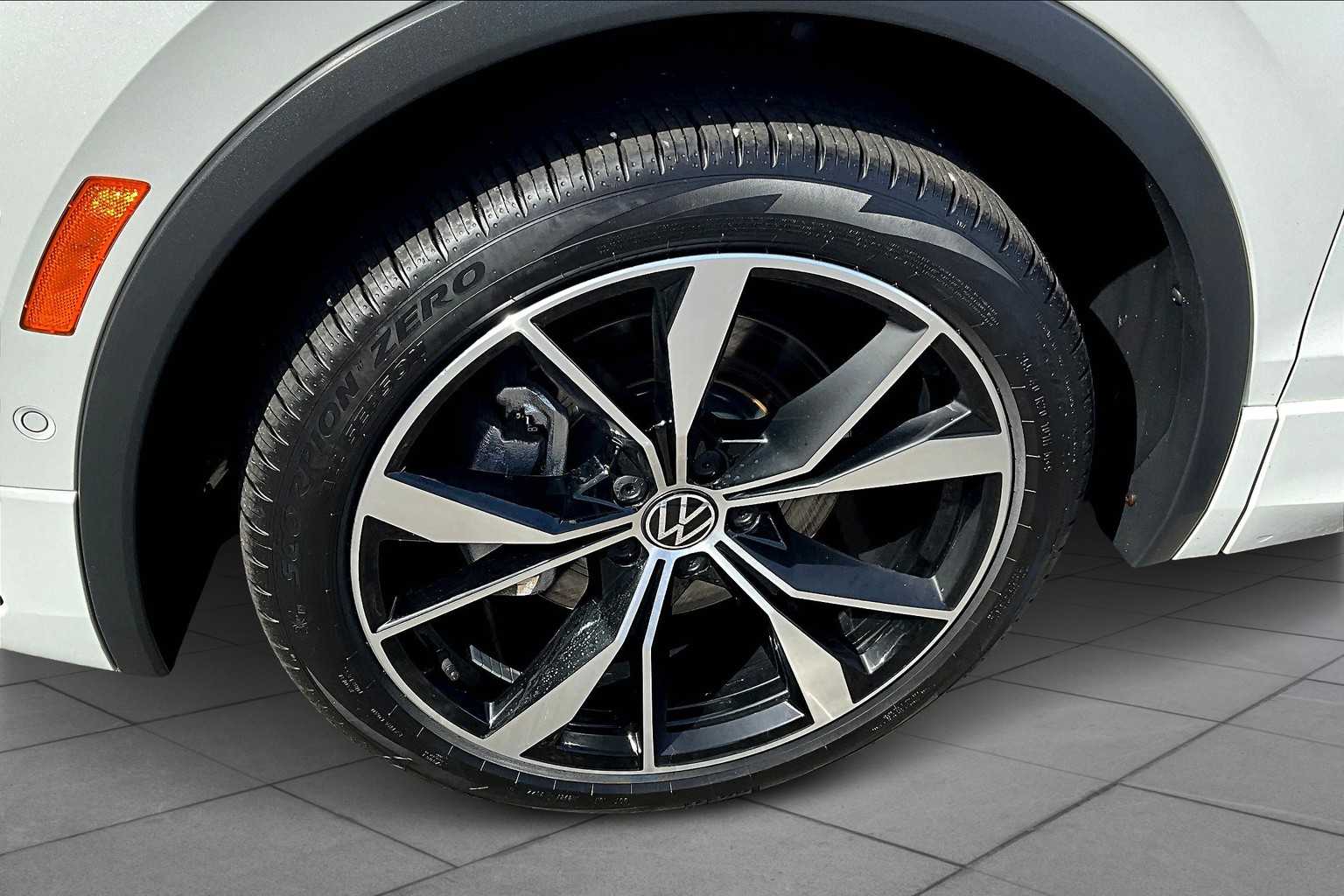 2023 Volkswagen Tiguan SEL R-Line Black photo 19