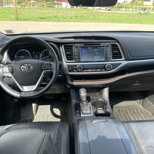 2017 Toyota Highlander Limited Platinum photo 2