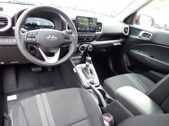 2025 Hyundai Venue SEL photo 11