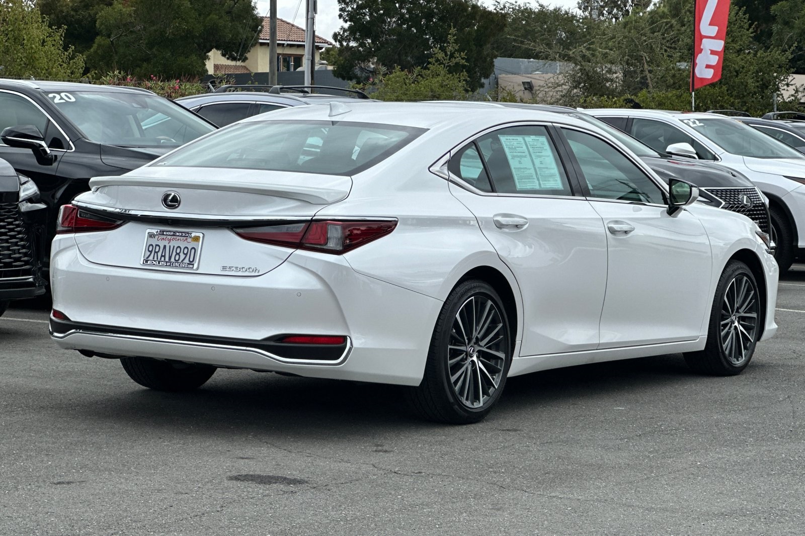 2025 Lexus ES 300h photo 4