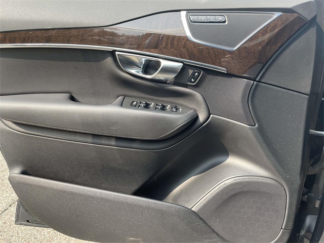 2016 Volvo XC90 T6 Momentum photo 27