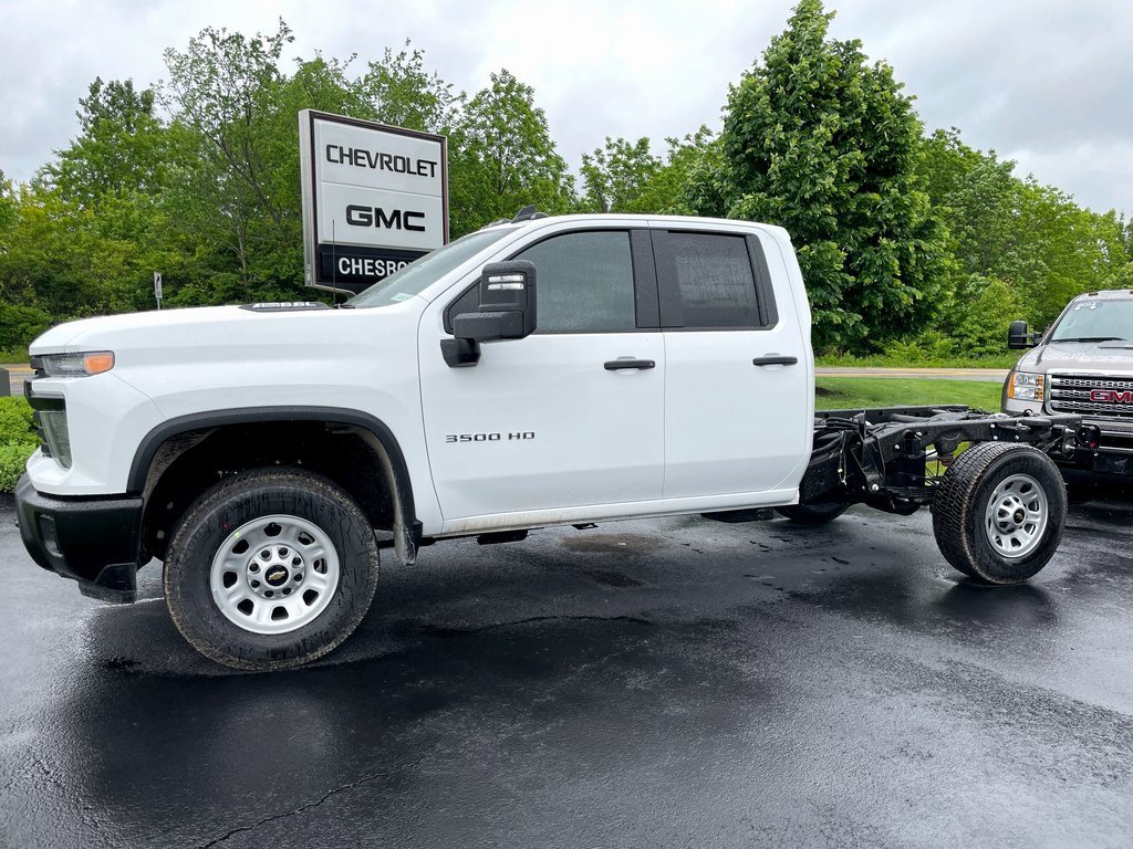 2025 Chevrolet Silverado 3500HD photo 2