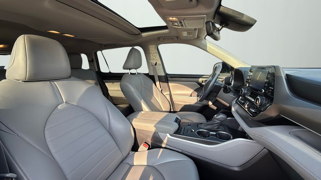 2021 Toyota Highlander XLE photo 13