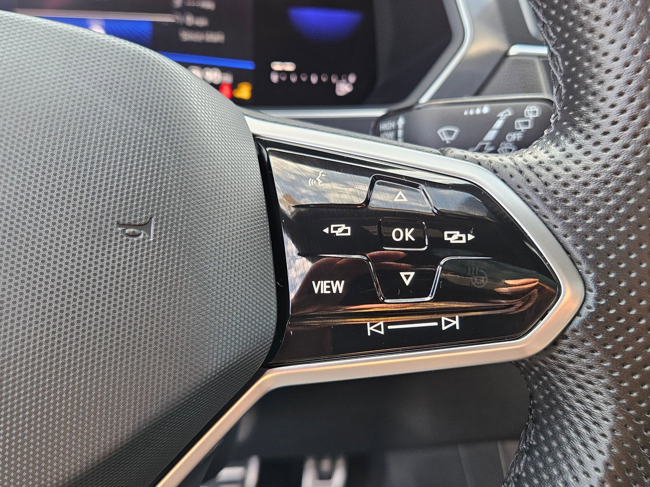 2023 Volkswagen Tiguan SE R-Line Black photo 17